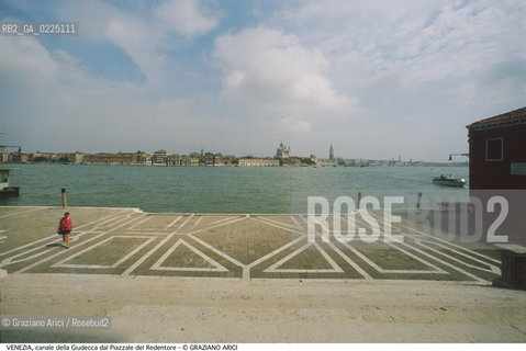 Localizzazione:..VENEZIA / ISOLA DELLA GIUDECCA..Oggetto:..Soggetto:..CANALE DELLA GIUDECCA DAL PIAZZALE DEL REDENTORE..Cronologia: ....Definizione Culturale:..   Autore: ....   Stile:....   Editori/Stampatori:..   Committenza:..Materia e Tecnica:..Collocazione:..Note:..MONUMENTALE..Riproduzione Fotografica:..Graziano Arici/Rosebud2 .Copyright:..Graziano Arici/Rosebud2 .Data:..1995..Costo:..A..