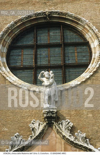 Localizzazione:..VENEZIA / CANNAREGIO..Oggetto:..Soggetto:..CHIESA DELLA MADONNA DELL ORTO / STATUA DI S. CRISTOFORO E FINESTRA..Cronologia: ..XV SECOLO..Definizione Culturale:..   Autore: ..MATTEO RAVERTI..   Stile:....   Editori/Stampatori:..   Committenza:..Materia e Tecnica:..Collocazione:..Note:..MONUMENTALE..Riproduzione Fotografica:..Graziano Arici/Rosebud2 .Copyright:..Graziano Arici/Rosebud2 .Data:..1995..Costo:..A..