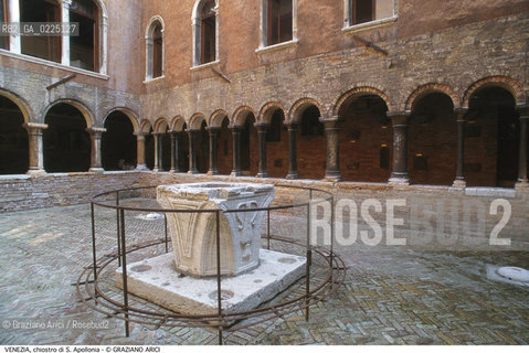 Localizzazione:..VENEZIA / CASTELLO..Oggetto:..Soggetto:..EX CONVENTO DI S. APOLLONIA / CHIOSTRO VERA DA POZZO..Cronologia: ..XII XIII XIV SECOLO..Definizione Culturale:..   Autore: ....   Stile:..ROMANICO..   Editori/Stampatori:..   Committenza:..Materia e Tecnica:..Collocazione:..Note:..MONUMENTALE..Riproduzione Fotografica:..Graziano Arici/Rosebud2 .Copyright:..Graziano Arici/Rosebud2 .Data:..1995..Costo:..A..