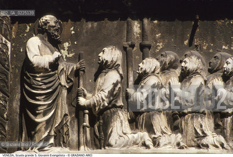 Localizzazione:..VENEZIA / S. POLO..Oggetto:..Soggetto:..SCUOLA GRANDE S. GIOVANNI EVANGELISTA / PARTICOLARE DI RILIEVO S. GIOVANNI ADORATO DAI CONFRATELLI..Cronologia: ..XIV SECOLO..Definizione Culturale:..   Autore: ....   Stile:.. ..   Editori/Stampatori:..   Committenza:..Materia e Tecnica:..Collocazione:..Note:..MONUMENTALE DEGRADO..Riproduzione Fotografica:..Graziano Arici/Rosebud2 .Copyright:..Graziano Arici/Rosebud2 .Data:..1990..Costo:..A..