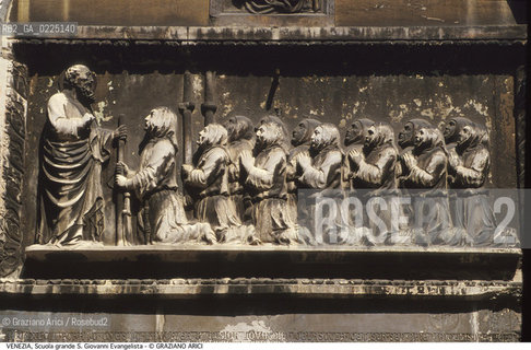 Localizzazione:..VENEZIA / S. POLO..Oggetto:..Soggetto:..SCUOLA GRANDE S. GIOVANNI EVANGELISTA / RILIEVO S. GIOVANNI ADORATO DAI CONFRATELLI..Cronologia: ..XIV SECOLO..Definizione Culturale:..   Autore: ....   Stile:.. ..   Editori/Stampatori:..   Committenza:..Materia e Tecnica:..Collocazione:..Note:..MONUMENTALE DEGRADO..Riproduzione Fotografica:..Graziano Arici/Rosebud2 .Copyright:..Graziano Arici/Rosebud2 .Data:..1990..Costo:..A..