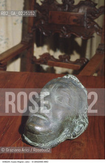 Localizzazione:..VENEZIA / CANNAREGIO..Oggetto:..Soggetto:..CA VENDRAMIN CALERGI / MUSEO RICHARD WAGNER / CALCO IN BRONZO..Cronologia: ....Definizione Culturale:..   Autore: ....   Stile:....   Editori/Stampatori:..   Committenza:..Materia e Tecnica:..Collocazione:..Note:..MONUMENTALE..Riproduzione Fotografica:..Graziano Arici/Rosebud2 .Copyright:..Graziano Arici/Rosebud2 .Data:..1990..La cessione dei diritti di questa immagine si intende per quanto di nostra competenza. Non comprende invece le eventuali spese  relative a diritti che potranno essere richiesti dagli Enti o persone fisiche cui appartengono eventualmente i soggetti  ripresi. Tali costi, ove necessari, e l’espletamento di qualsivoglia pratica di richiesta di concessione del permesso di pubblicazione sono esclusivamente a carico e a cura del soggetto acquirente di questa immagine.