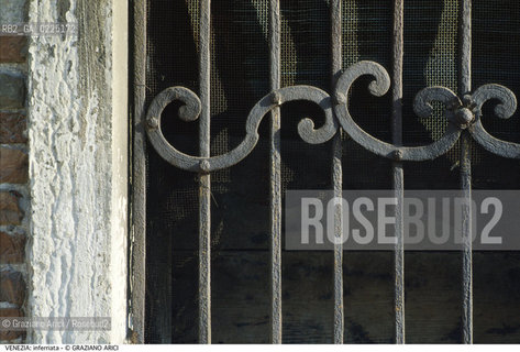 Localizzazione:..VENEZIA..Oggetto:..Soggetto:..INFERRIATA..Cronologia: ....Definizione Culturale:..   Autore: ....   Stile:....   Editori/Stampatori:..   Committenza:..Materia e Tecnica:..FERRO..Collocazione:..Note:..MONUMENTALE..Riproduzione Fotografica:..Graziano Arici/Rosebud2 .Copyright:..Graziano Arici/Rosebud2 .Data:..1995..Costo:..A..