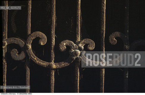 Localizzazione:..VENEZIA..Oggetto:..Soggetto:..INFERRIATA..Cronologia: ....Definizione Culturale:..   Autore: ....   Stile:....   Editori/Stampatori:..   Committenza:..Materia e Tecnica:..FERRO..Collocazione:..Note:..MONUMENTALE..Riproduzione Fotografica:..Graziano Arici/Rosebud2 .Copyright:..Graziano Arici/Rosebud2 .Data:..1995..Costo:..A..