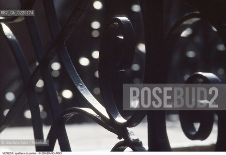 Localizzazione:..VENEZIA..Oggetto:..Soggetto:..SPALLIERA DI PONTE..Cronologia: ....Definizione Culturale:..   Autore: ....   Stile:....   Editori/Stampatori:..   Committenza:..Materia e Tecnica:..FERRO..Collocazione:..Note:..MONUMENTALE..Riproduzione Fotografica:..Graziano Arici/Rosebud2 .Copyright:..Graziano Arici/Rosebud2 .Data:..1995..Costo:..A..
