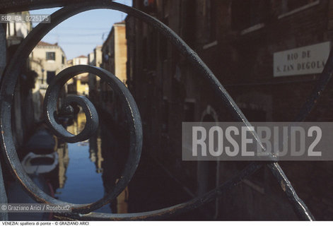 Localizzazione:..VENEZIA / S. CROCE..Oggetto:..Soggetto:..SPALLIERA DI PONTE..Cronologia: ....Definizione Culturale:..   Autore: ....   Stile:....   Editori/Stampatori:..   Committenza:..Materia e Tecnica:..FERRO..Collocazione:..Note:..MONUMENTALE..Riproduzione Fotografica:..Graziano Arici/Rosebud2 .Copyright:..Graziano Arici/Rosebud2 .Data:..1995..Costo:..A..