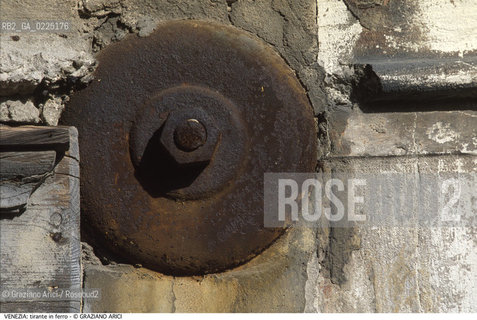 Localizzazione:..VENEZIA..Oggetto:..Soggetto:..TIRANTE..Cronologia: ....Definizione Culturale:..   Autore: ....   Stile:....   Editori/Stampatori:..   Committenza:..Materia e Tecnica:..FERRO..Collocazione:..Note:..MONUMENTALE..Riproduzione Fotografica:..Graziano Arici/Rosebud2 .Copyright:..Graziano Arici/Rosebud2 .Data:..1995..Costo:..A..