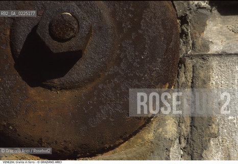 Localizzazione:..VENEZIA..Oggetto:..Soggetto:..TIRANTE..Cronologia: ....Definizione Culturale:..   Autore: ....   Stile:....   Editori/Stampatori:..   Committenza:..Materia e Tecnica:..FERRO..Collocazione:..Note:..MONUMENTALE..Riproduzione Fotografica:..Graziano Arici/Rosebud2 .Copyright:..Graziano Arici/Rosebud2 .Data:..1995..Costo:..A..