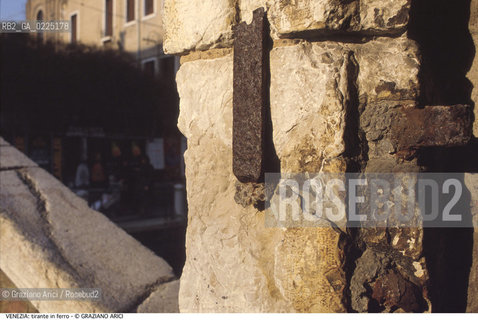 Localizzazione:..VENEZIA..Oggetto:..Soggetto:..TIRANTE..Cronologia: ....Definizione Culturale:..   Autore: ....   Stile:....   Editori/Stampatori:..   Committenza:..Materia e Tecnica:..FERRO E PIETRA D ISTRIA..Collocazione:..Note:..MONUMENTALE..Riproduzione Fotografica:..Graziano Arici/Rosebud2 .Copyright:..Graziano Arici/Rosebud2 .Data:..1995..Costo:..A..