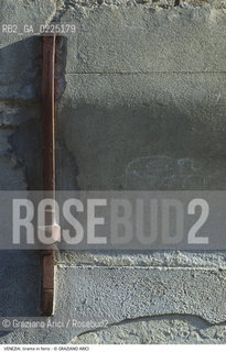 Localizzazione:..VENEZIA..Oggetto:..Soggetto:..TIRANTE..Cronologia: ....Definizione Culturale:..   Autore: ....   Stile:....   Editori/Stampatori:..   Committenza:..Materia e Tecnica:..FERRO..Collocazione:..Note:..MONUMENTALE..Riproduzione Fotografica:..Graziano Arici/Rosebud2 .Copyright:..Graziano Arici/Rosebud2 .Data:..1995..Costo:..A..