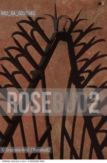 Localizzazione:..VENEZIA..Oggetto:..Soggetto:..INFERRIATA..Cronologia: ....Definizione Culturale:..   Autore: ....   Stile:....   Editori/Stampatori:..   Committenza:..Materia e Tecnica:..FERRO..Collocazione:..Note:..MONUMENTALE..Riproduzione Fotografica:..Graziano Arici/Rosebud2 .Copyright:..Graziano Arici/Rosebud2 .Data:..1995..Costo:..A..