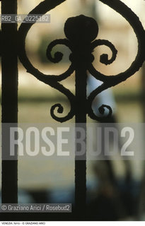 Localizzazione:..VENEZIA..Oggetto:..Soggetto:..INFERRIATA..Cronologia: ....Definizione Culturale:..   Autore: ....   Stile:....   Editori/Stampatori:..   Committenza:..Materia e Tecnica:..FERRO..Collocazione:..Note:..MONUMENTALE..Riproduzione Fotografica:..Graziano Arici/Rosebud2 .Copyright:..Graziano Arici/Rosebud2 .Data:..1995..Costo:..A..