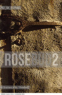 Localizzazione:..VENEZIA..Oggetto:..Soggetto:..TIRANTE..Cronologia: ....Definizione Culturale:..   Autore: ....   Stile:....   Editori/Stampatori:..   Committenza:..Materia e Tecnica:..FERRO..Collocazione:..Note:..MONUMENTALE..Riproduzione Fotografica:..Graziano Arici/Rosebud2 .Copyright:..Graziano Arici/Rosebud2 .Data:..1995..Costo:..A..