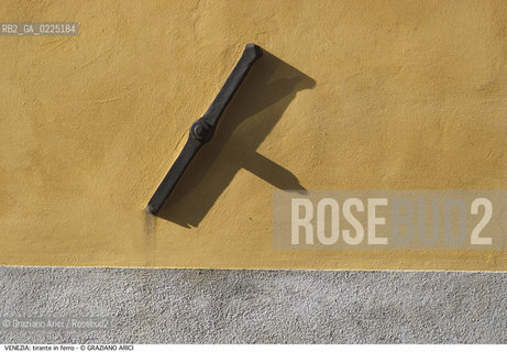 Localizzazione:..VENEZIA..Oggetto:..Soggetto:..TIRANTE..Cronologia: ....Definizione Culturale:..   Autore: ....   Stile:....   Editori/Stampatori:..   Committenza:..Materia e Tecnica:..FERRO..Collocazione:..Note:..MONUMENTALE..Riproduzione Fotografica:..Graziano Arici/Rosebud2 .Copyright:..Graziano Arici/Rosebud2 .Data:..1995..Costo:..A..