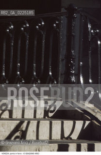 Localizzazione:..VENEZIA..Oggetto:..Soggetto:..SPALLIERA DI PONTE..Cronologia: ....Definizione Culturale:..   Autore: ....   Stile:....   Editori/Stampatori:..   Committenza:..Materia e Tecnica:..FERRO..Collocazione:..Note:..MONUMENTALE..Riproduzione Fotografica:..Graziano Arici/Rosebud2 .Copyright:..Graziano Arici/Rosebud2 .Data:..1995..Costo:..A..
