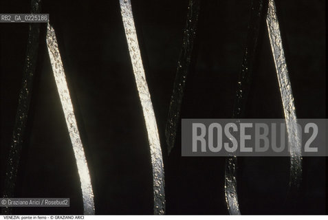 Localizzazione:..VENEZIA..Oggetto:..Soggetto:..SPALLIERA DI PONTE..Cronologia: ....Definizione Culturale:..   Autore: ....   Stile:....   Editori/Stampatori:..   Committenza:..Materia e Tecnica:..FERRO..Collocazione:..Note:..MONUMENTALE..Riproduzione Fotografica:..Graziano Arici/Rosebud2 .Copyright:..Graziano Arici/Rosebud2 .Data:..1995..Costo:..A..