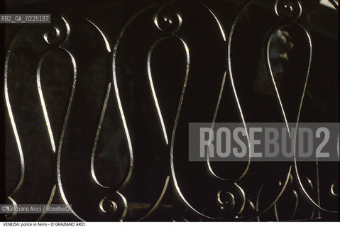Localizzazione:..VENEZIA..Oggetto:..Soggetto:..SPALLIERA DI PONTE..Cronologia: ....Definizione Culturale:..   Autore: ....   Stile:....   Editori/Stampatori:..   Committenza:..Materia e Tecnica:..FERRO..Collocazione:..Note:..MONUMENTALE..Riproduzione Fotografica:..Graziano Arici/Rosebud2 .Copyright:..Graziano Arici/Rosebud2 .Data:..1995..Costo:..A..