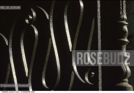 Localizzazione:..VENEZIA..Oggetto:..Soggetto:..SPALLIERA DI PONTE..Cronologia: ....Definizione Culturale:..   Autore: ....   Stile:....   Editori/Stampatori:..   Committenza:..Materia e Tecnica:..FERRO..Collocazione:..Note:..MONUMENTALE..Riproduzione Fotografica:..Graziano Arici/Rosebud2 .Copyright:..Graziano Arici/Rosebud2 .Data:..1995..Costo:..A..
