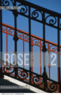 Localizzazione:..VENEZIA..Oggetto:..Soggetto:..SPALLIERA DI PONTE..Cronologia: ....Definizione Culturale:..   Autore: ....   Stile:....   Editori/Stampatori:..   Committenza:..Materia e Tecnica:..FERRO..Collocazione:..Note:..MONUMENTALE..Riproduzione Fotografica:..Graziano Arici/Rosebud2 .Copyright:..Graziano Arici/Rosebud2 .Data:..1995..Costo:..A..