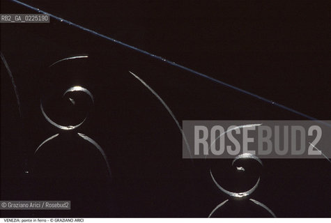 Localizzazione:..VENEZIA..Oggetto:..Soggetto:..SPALLIERA DI PONTE..Cronologia: ....Definizione Culturale:..   Autore: ....   Stile:....   Editori/Stampatori:..   Committenza:..Materia e Tecnica:..FERRO..Collocazione:..Note:..MONUMENTALE..Riproduzione Fotografica:..Graziano Arici/Rosebud2 .Copyright:..Graziano Arici/Rosebud2 .Data:..1995..Costo:..A..