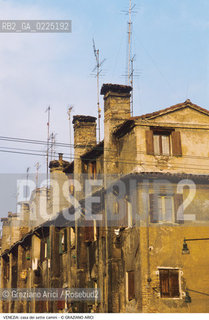 Localizzazione:..VENEZIA / DORSODURO..Oggetto:..Soggetto:..CASA DEI SETTE CAMINI..Cronologia: ....Definizione Culturale:..   Autore: ....   Stile:....   Editori/Stampatori:..   Committenza:..Materia e Tecnica:....Collocazione:..Note:..MONUMENTALE EDILIZIA MINORE..Riproduzione Fotografica:..Graziano Arici/Rosebud2 .Copyright:..Graziano Arici/Rosebud2 .Data:..1980..Costo:..A..