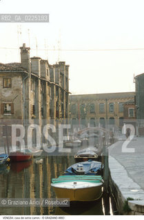 Localizzazione:..VENEZIA / DORSODURO..Oggetto:..Soggetto:..RIO E FONDAMENTA DELLE TERESE / CASA DEI SETTE CAMINI / COTONIFICIO..Cronologia: ....Definizione Culturale:..   Autore: ....   Stile:....   Editori/Stampatori:..   Committenza:..Materia e Tecnica:....Collocazione:..Note:..MONUMENTALE EDILIZIA MINORE..Riproduzione Fotografica:..Graziano Arici/Rosebud2 .Copyright:..Graziano Arici/Rosebud2 .Data:..1980..Costo:..A..