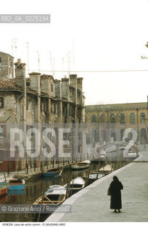 Localizzazione:..VENEZIA / DORSODURO..Oggetto:..Soggetto:..RIO E FONDAMENTA DELLE TERESE / CASA DEI SETTE CAMINI / COTONIFICIO..Cronologia: ....Definizione Culturale:..   Autore: ....   Stile:....   Editori/Stampatori:..   Committenza:..Materia e Tecnica:....Collocazione:..Note:..MONUMENTALE EDILIZIA MINORE..Riproduzione Fotografica:..Graziano Arici/Rosebud2 .Copyright:..Graziano Arici/Rosebud2 .Data:..1980..Costo:..A..