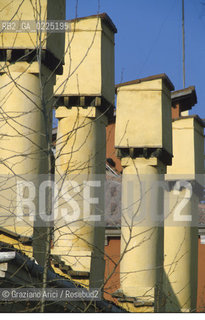 Localizzazione:..VENEZIA / CANNAREGIO..Oggetto:..Soggetto:..ORATORIO DEI CROCIFERI / CAMINI..Cronologia: ....Definizione Culturale:..   Autore: ....   Stile:....   Editori/Stampatori:..   Committenza:..Materia e Tecnica:..Collocazione:..Note:..MONUMENTALE EDILIZIA MINORE..Riproduzione Fotografica:..Graziano Arici/Rosebud2 .Copyright:..Graziano Arici/Rosebud2 .Data:..1995..Costo:..A..