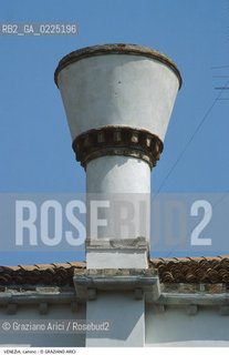 Localizzazione:..VENEZIA..Oggetto:..Soggetto:..CAMINO..Cronologia: ....Definizione Culturale:..   Autore: ....   Stile:....   Editori/Stampatori:..   Committenza:..Materia e Tecnica:....Collocazione:..Note:..MONUMENTALE EDILIZIA MINORE..Riproduzione Fotografica:..Graziano Arici/Rosebud2 .Copyright:..Graziano Arici/Rosebud2 .Data:..1995..Costo:..A..