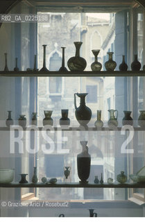 Localizzazione:..VENEZIA..Oggetto:..Soggetto:..INTERNO DI CASA..Cronologia: ....Definizione Culturale:..   Autore: ....   Stile:....   Editori/Stampatori:..   Committenza:..Materia e Tecnica:..BRONZO..Collocazione:..Note:..MONUMENTALE EDILIZIA MINORE..Riproduzione Fotografica:..Graziano Arici/Rosebud2 .Copyright:..Graziano Arici/Rosebud2 .Data:..1995..Costo:..A..