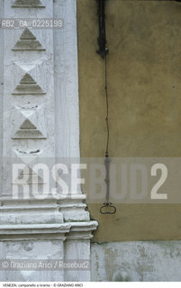 Localizzazione:..VENEZIA..Oggetto:..Soggetto:..CAMPANELLO A TIRANTE..Cronologia: ....Definizione Culturale:..   Autore: ....   Stile:....   Editori/Stampatori:..   Committenza:..Materia e Tecnica:..FERRO..Collocazione:..Note:..MONUMENTALE EDILIZIA MINORE..Riproduzione Fotografica:..Graziano Arici/Rosebud2 .Copyright:..Graziano Arici/Rosebud2 .Data:..1995..Costo:..A..