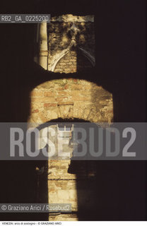 Localizzazione:..VENEZIA..Oggetto:..Soggetto:..ARCO DI SOSTEGNO TRA DUE CASE..Cronologia: ....Definizione Culturale:..   Autore: ....   Stile:....   Editori/Stampatori:..   Committenza:..Materia e Tecnica:..MATTONI..Collocazione:..Note:..MONUMENTALE EDILIZIA MINORE..Riproduzione Fotografica:..Graziano Arici/Rosebud2 .Copyright:..Graziano Arici/Rosebud2 .Data:..1995..Costo:..A..