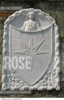 Localizzazione:..VENEZIA / CANNAREGIO..Oggetto:..Soggetto:..STEMMA / ANGELO..Cronologia: ....Definizione Culturale:..   Autore: ....   Stile:....   Editori/Stampatori:..   Committenza:..Materia e Tecnica:..MARMO..Collocazione:..Note:..MONUMENTALE EDILIZIA MINORE..Riproduzione Fotografica:..Graziano Arici/Rosebud2 .Copyright:..Graziano Arici/Rosebud2 .Data:..1995..Costo:..A..
