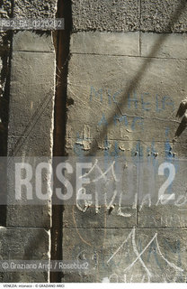 Localizzazione:..VENEZIA..Oggetto:..Soggetto:..INTONACO..Cronologia: ....Definizione Culturale:..   Autore: ....   Stile:....   Editori/Stampatori:..   Committenza:..Materia e Tecnica:....Collocazione:..Note:..MONUMENTALE EDILIZIA MINORE..Riproduzione Fotografica:..Graziano Arici/Rosebud2 .Copyright:..Graziano Arici/Rosebud2 .Data:..1995..Costo:..A..