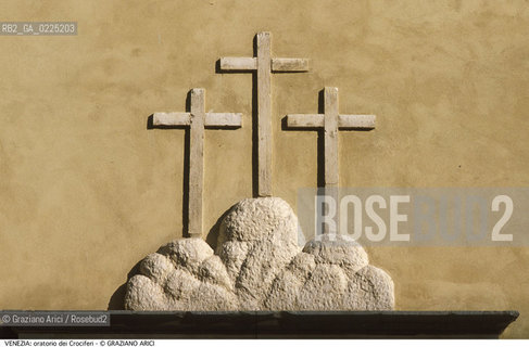 Localizzazione:..VENEZIA / CANNAREGIO..Oggetto:..Soggetto:..ORATORIO DEI CROCIFERI / RILIEVO CROCI..Cronologia: ....Definizione Culturale:..   Autore: ....   Stile:....   Editori/Stampatori:..   Committenza:..Materia e Tecnica:..MARMO..Collocazione:..Note:..MONUMENTALE EDILIZIA MINORE..Riproduzione Fotografica:..Graziano Arici/Rosebud2 .Copyright:..Graziano Arici/Rosebud2 .Data:..1995..Costo:..A..