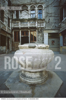 Localizzazione:..VENEZIA / CANNAREGIO..Oggetto:..Soggetto:..VERA DA POZZO IN CAMPIELLO DEL PESTRIN..Cronologia: ..XIV XV SECOLO..Definizione Culturale:..   Autore: ....   Stile:..GOTICO..   Editori/Stampatori:..   Committenza:..Materia e Tecnica:..MARMO..Collocazione:..Note:..MONUMENTALE EDILIZIA MINORE..Riproduzione Fotografica:..Graziano Arici/Rosebud2 .Copyright:..Graziano Arici/Rosebud2 .Data:..1995..Costo:..A..
