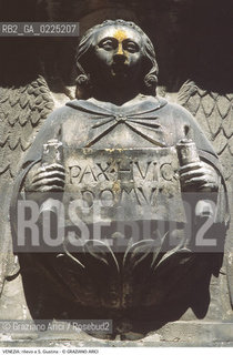 Localizzazione:..VENEZIA / CASTELLO..Oggetto:..Soggetto:..RILIEVO A S. GIUSTINA..Cronologia: ....Definizione Culturale:..   Autore: ....   Stile:....   Editori/Stampatori:..   Committenza:..Materia e Tecnica:..MARMO..Collocazione:..Note:..MONUMENTALE EDILIZIA MINORE..Riproduzione Fotografica:..Graziano Arici/Rosebud2 .Copyright:..Graziano Arici/Rosebud2 .Data:..1995..Costo:..A..