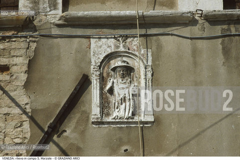 Localizzazione:..VENEZIA / CANNAREGIO..Oggetto:..Soggetto:..RULIEVO IN CAMPO S. MARZIALE / INTONACO..Cronologia: ....Definizione Culturale:..   Autore: ....   Stile:....   Editori/Stampatori:..   Committenza:..Materia e Tecnica:..MARMO..Collocazione:..Note:..MONUMENTALE EDILIZIA MINORE..Riproduzione Fotografica:..Graziano Arici/Rosebud2 .Copyright:..Graziano Arici/Rosebud2 .Data:..1995..Costo:..A..