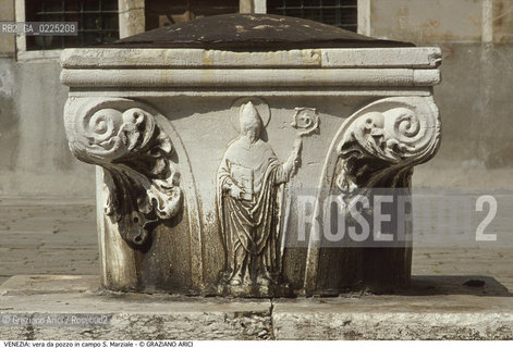 Localizzazione:..VENEZIA / CANNAREGIO..Oggetto:..Soggetto:..VERA DA POZZO IN CAMPO S. MARZIALE..Cronologia: ....Definizione Culturale:..   Autore: ....   Stile:....   Editori/Stampatori:..   Committenza:..Materia e Tecnica:..MARMO..Collocazione:..Note:..MONUMENTALE EDILIZIA MINORE..Riproduzione Fotografica:..Graziano Arici/Rosebud2 .Copyright:..Graziano Arici/Rosebud2 .Data:..1995..Costo:..A..