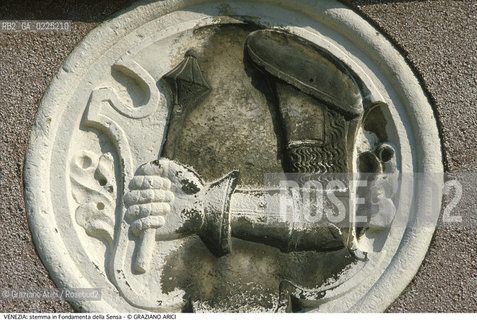 Localizzazione:..VENEZIA / CANNAREGIO..Oggetto:..Soggetto:..STEMMA IN FONDAMENTA DELLA SENSA..Cronologia: ....Definizione Culturale:..   Autore: ....   Stile:....   Editori/Stampatori:..   Committenza:..Materia e Tecnica:..MARMO..Collocazione:..Note:..MONUMENTALE EDILIZIA MINORE..Riproduzione Fotografica:..Graziano Arici/Rosebud2 .Copyright:..Graziano Arici/Rosebud2 .Data:..1995..Costo:..A..