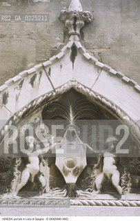 Localizzazione:..VENEZIA / CANNAREGIO..Oggetto:..Soggetto:..LUNETTA DI PORTALE CON STEMMA DEI MOROSINI DELLA TREZZA / LISTA DI SPAGNA..Cronologia: ..XV SECOLO..Definizione Culturale:..   Autore: ....   Stile:..GOTICO..   Editori/Stampatori:..   Committenza:..Materia e Tecnica:..MARMO..Collocazione:..Note:..MONUMENTALE EDILIZIA MINORE..Riproduzione Fotografica:..Graziano Arici/Rosebud2 .Copyright:..Graziano Arici/Rosebud2 .Data:..1995..Costo:..A..