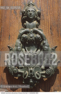 Localizzazione:..VENEZIA / CANNAREGIO..Oggetto:..Soggetto:..PALAZZO SORANZO VAN AXEL / PICCHIOTTO DEL PORTALE..Cronologia: ..XV SECOLO..Definizione Culturale:..   Autore: ....   Stile:....   Editori/Stampatori:..   Committenza:..Materia e Tecnica:..BRONZO..Collocazione:..Note:..MONUMENTALE EDILIZIA MINORE..Riproduzione Fotografica:..Graziano Arici/Rosebud2 .Copyright:..Graziano Arici/Rosebud2 .Data:..1995..Costo:..A..