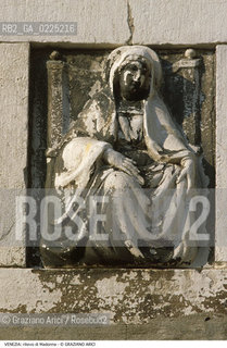 Localizzazione:..VENEZIA..Oggetto:..Soggetto:..RILIEVO DI MADONNA..Cronologia: ....Definizione Culturale:..   Autore: ....   Stile:....   Editori/Stampatori:..   Committenza:..Materia e Tecnica:..MARMO..Collocazione:..Note:..MONUMENTALE EDILIZIA MINORE..Riproduzione Fotografica:..Graziano Arici/Rosebud2 .Copyright:..Graziano Arici/Rosebud2 .Data:..1995..Costo:..A..