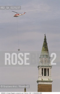 Localizzazione:..VENEZIA / S. MARCO..Oggetto:..Soggetto:..ISOLA DI S. GIORGIO MAGGIORE / PREPARATIVI PER IL SUMMIT 1987 / ELICOTTERO E CAMPANILE..Cronologia: ....Definizione Culturale:..   Autore: ....   Stile:....   Editori/Stampatori:..   Committenza:..Materia e Tecnica:..Collocazione:..Note:..MONUMENTALE..Riproduzione Fotografica:..Graziano Arici/Rosebud2 .Copyright:..Graziano Arici/Rosebud2 .Data:..1987..Costo:..A..