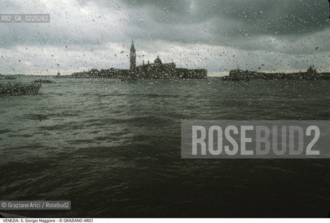 Localizzazione:..VENEZIA / S. MARCO..Oggetto:..Soggetto:..ISOLA DI S. GIORGIO MAGGIORE E BACINO S. MARCO / PIOGGIA SKYLINE..Cronologia: ....Definizione Culturale:..   Autore: ....   Stile:....   Editori/Stampatori:..   Committenza:..Materia e Tecnica:..Collocazione:..Note:..MONUMENTALE..Riproduzione Fotografica:..Graziano Arici/Rosebud2 .Copyright:..Graziano Arici/Rosebud2 .Data:..1995..Costo:..A..