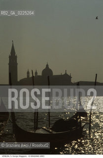 Localizzazione:..VENEZIA / S. MARCO..Oggetto:..Soggetto:..ISOLA DI S. GIORGIO MAGGIORE E BACINO S. MARCO / GONDOLA TRAMONTO..Cronologia: ....Definizione Culturale:..   Autore: ....   Stile:....   Editori/Stampatori:..   Committenza:..Materia e Tecnica:..Collocazione:..Note:..MONUMENTALE..Riproduzione Fotografica:..Graziano Arici/Rosebud2 .Copyright:..Graziano Arici/Rosebud2 .Data:..1995..Costo:..A..