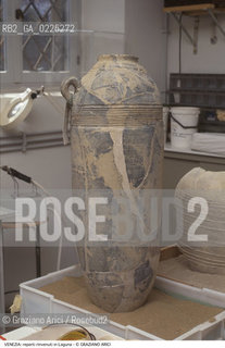 Localizzazione:..VENEZIA..Oggetto:..Soggetto:..REPERTI TROVATI IN LAGUNA / ANFORA..Cronologia: ....Definizione Culturale:..   Autore: ....   Stile:....   Editori/Stampatori:..   Committenza:..Materia e Tecnica:..Collocazione:..Note:..MONUMENTALE ARCHEOLOGIA..Riproduzione Fotografica:..Graziano Arici/Rosebud2 .Copyright:..Graziano Arici/Rosebud2 .Data:..1995..Costo:..A..