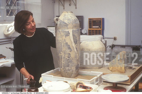 Localizzazione:..VENEZIA..Oggetto:..Soggetto:..L ARCHEOLOGA MAURIZIA DE MIN CON REPERTI TROVATI IN LAGUNA / ANFORA..Cronologia: ....Definizione Culturale:..   Autore: ....   Stile:....   Editori/Stampatori:..   Committenza:..Materia e Tecnica:..Collocazione:..Note:..MONUMENTALE ARCHEOLOGIA..Riproduzione Fotografica:..Graziano Arici/Rosebud2 .Copyright:..Graziano Arici/Rosebud2 .Data:..1995..Costo:..A..