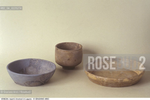 Localizzazione:..VENEZIA..Oggetto:..Soggetto:..REPERTI ROMANI TROVATI IN LAGUNA..Cronologia: ....Definizione Culturale:..   Autore: ....   Stile:....   Editori/Stampatori:..   Committenza:..Materia e Tecnica:..Collocazione:..Note:..MONUMENTALE ARCHEOLOGIA..Riproduzione Fotografica:..Graziano Arici/Rosebud2 .Copyright:..Graziano Arici/Rosebud2 .Data:..1995..Costo:..A..