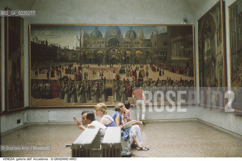 Localizzazione:..VENEZIA / DORSODURO..Oggetto:..Soggetto:..GALLERIE DELL ACCADEMIA / SALA / GENTILE BELLINI..Cronologia: ....Definizione Culturale:..   Autore: ....   Stile:....   Editori/Stampatori:..   Committenza:..Materia e Tecnica:..Collocazione:..Note:..MONUMENTALE MUSEO..Riproduzione Fotografica:..Graziano Arici/Rosebud2 .Copyright:..Graziano Arici/Rosebud2 .Data:..1995..Costo:..A..